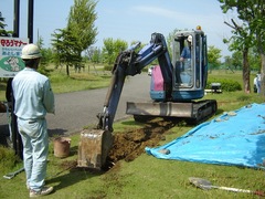 機械による掘削作業
