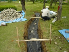 掘り終ったせせらぎ部分