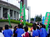 ノボリ旗を手に応援する生徒