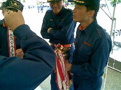 躁法準優勝カップを手にして