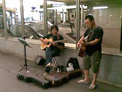 ストリートライブの様子