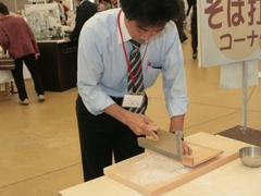 蕎麦を切るしきだ