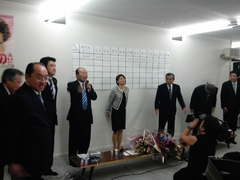 万歳する奥野詠子さん