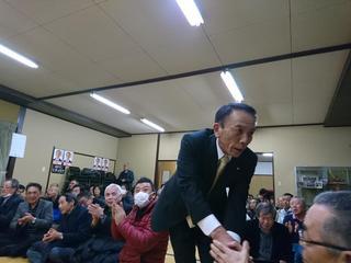 当選を決め支援者と握手