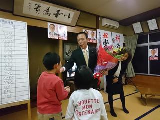 お孫さんから花束の贈呈