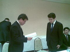 上田会長から決議文を受け取る野上君