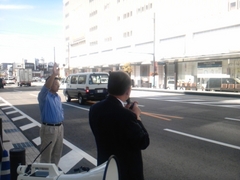 街頭遊説する長勢さん（10月23日）