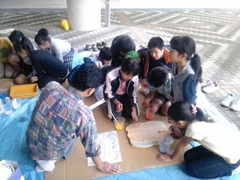 看板作りの様子