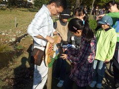 ねじ止めも児童らで