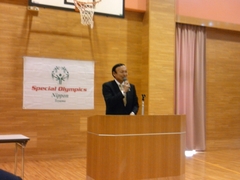 挨拶する藤井裕久会長