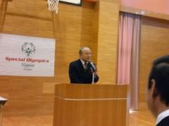 挨拶する五十嵐務県議