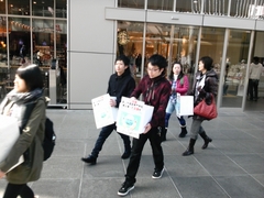 募金活動するメンバー