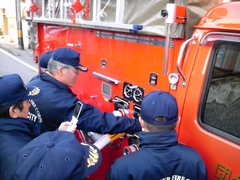 訓練する消防団