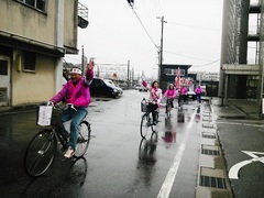 雨中の自転車街宣