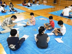 紙飛行機をつくる参加者