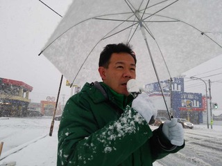 街頭に立つたばた裕明さん