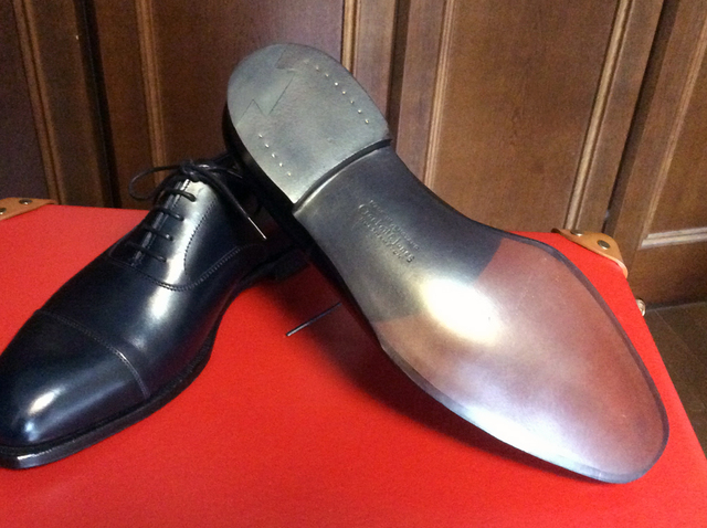 オードリーネイビーのソールは半カラス