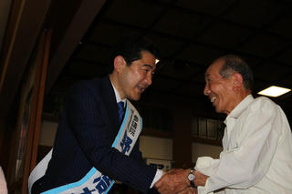 支持者と握手する野上浩太郎候補