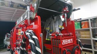出動に備えるポンプ車