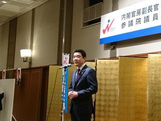 挨拶する野上官房副長官