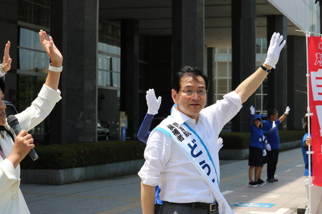 街頭に立つ堂故茂候補