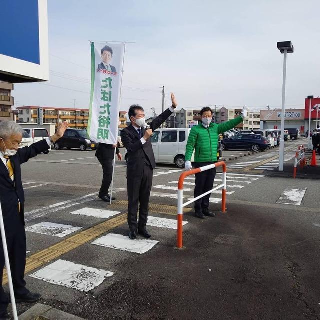 市内スーパーでの遊説の様子