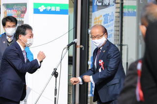 新田八朗知事と