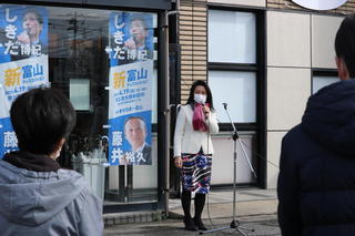 あいさつする種部恭子県議