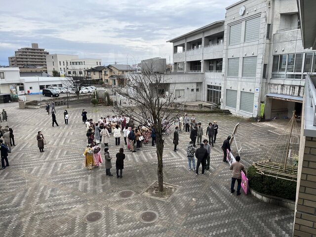 避難所の外で談笑する式典参加者