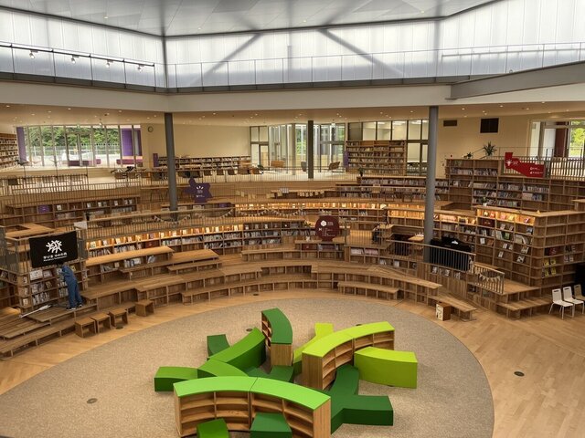 図書室も兼ねたオープン教室