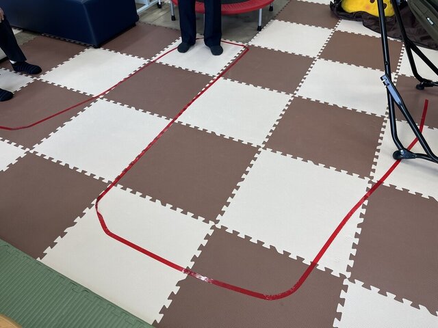 校内サポートルームの床に貼られた遊び用のテープ