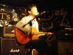 ライブで弾き語りをするしきだ