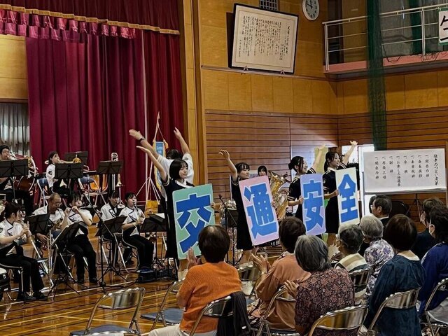 卒業生も警察音楽隊の中に