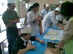 麺切りの指導をする組合員