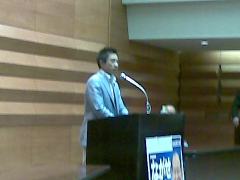 講演する荻原議員