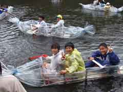 青少年自然の家でつくった舟で池遊び