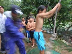 ターザンロープで飛び込む子ども