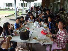 作ったカレーを頬張る子ども達