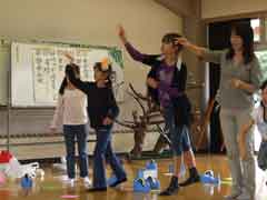 紙ひこーきを飛ばす参加者