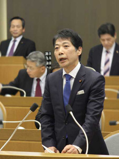 質問する鋪田（平成25年12月議会）