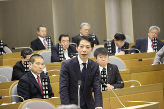 質問する鋪田（H28年3月議会）
