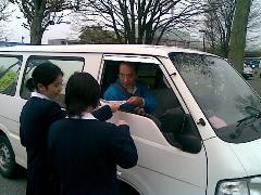 マスコットを配る南中生