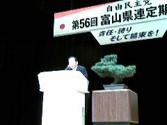講演する二階総務会長