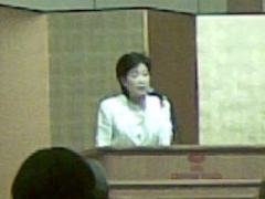 講演する小池百合子議員
