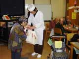 入所者からプレゼントをいただく支部長