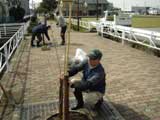 植樹する住民