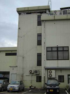 非常階段が外れたビル