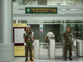 兵士が立つ都羅山駅改札