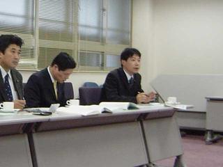 説明を受けるしきだ博紀