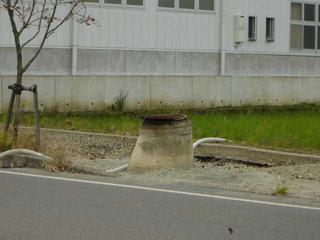 隆起したマンホール